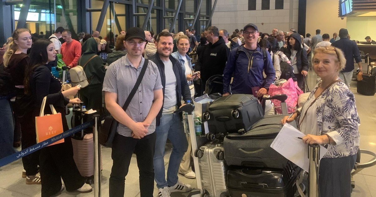 Румынские граждане с багажом в международном аэропорту Маската ожидают эвакуационного рейса в Бухарест