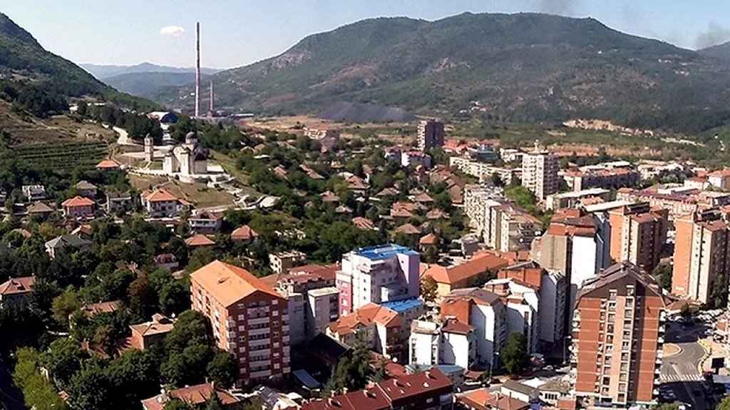 Панорама города в северном Косово — район проведения выставки ULUKiM в Зубин-Потоке
