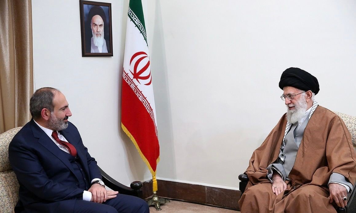Премьер-министр Армении Никол Пашинян на встрече с верховным лидером Ирана аятоллой Али Хаменеи в Тегеране (архивное фото)
