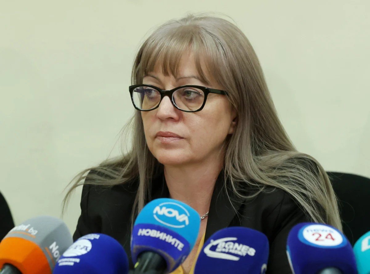 Наталия Николова, и.о. главного прокурора Болгарии, на пресс-конференции перед микрофонами СМИ