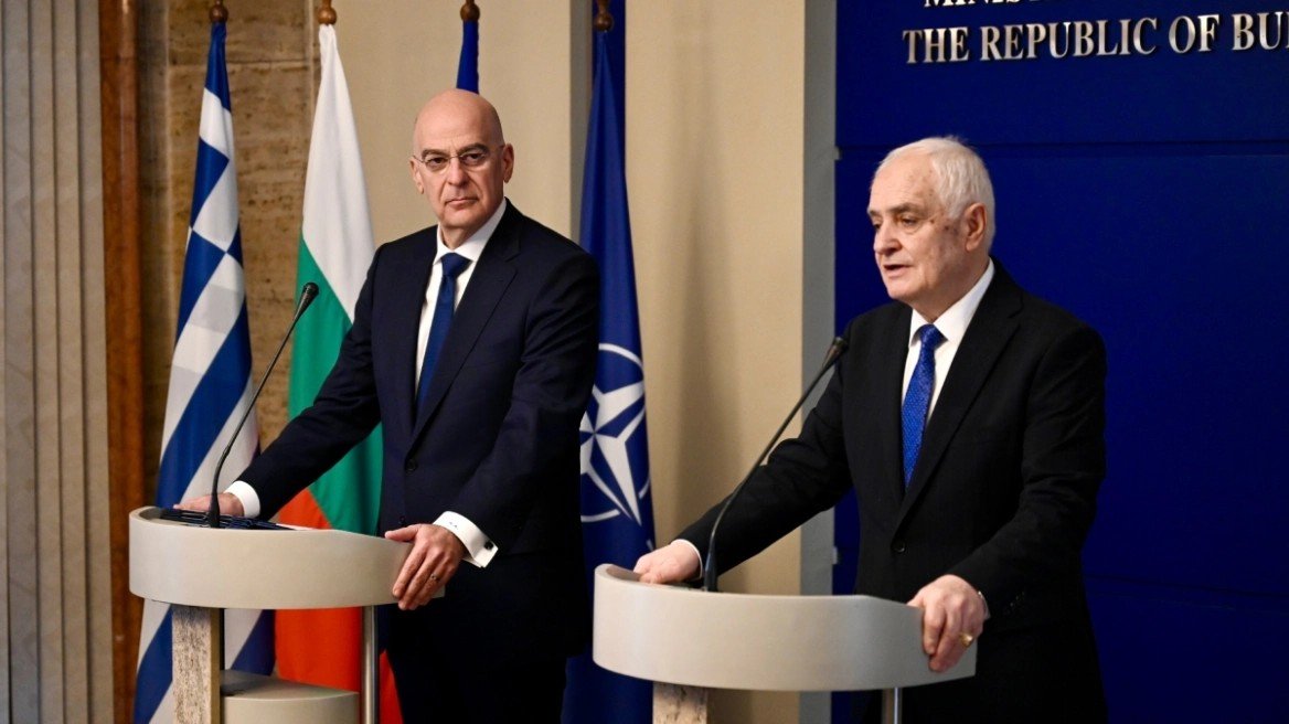 Министр обороны Греции Никос Дендиас и служебный министр обороны Болгарии Атанас Запрянов на совместной пресс-конференции в Софии