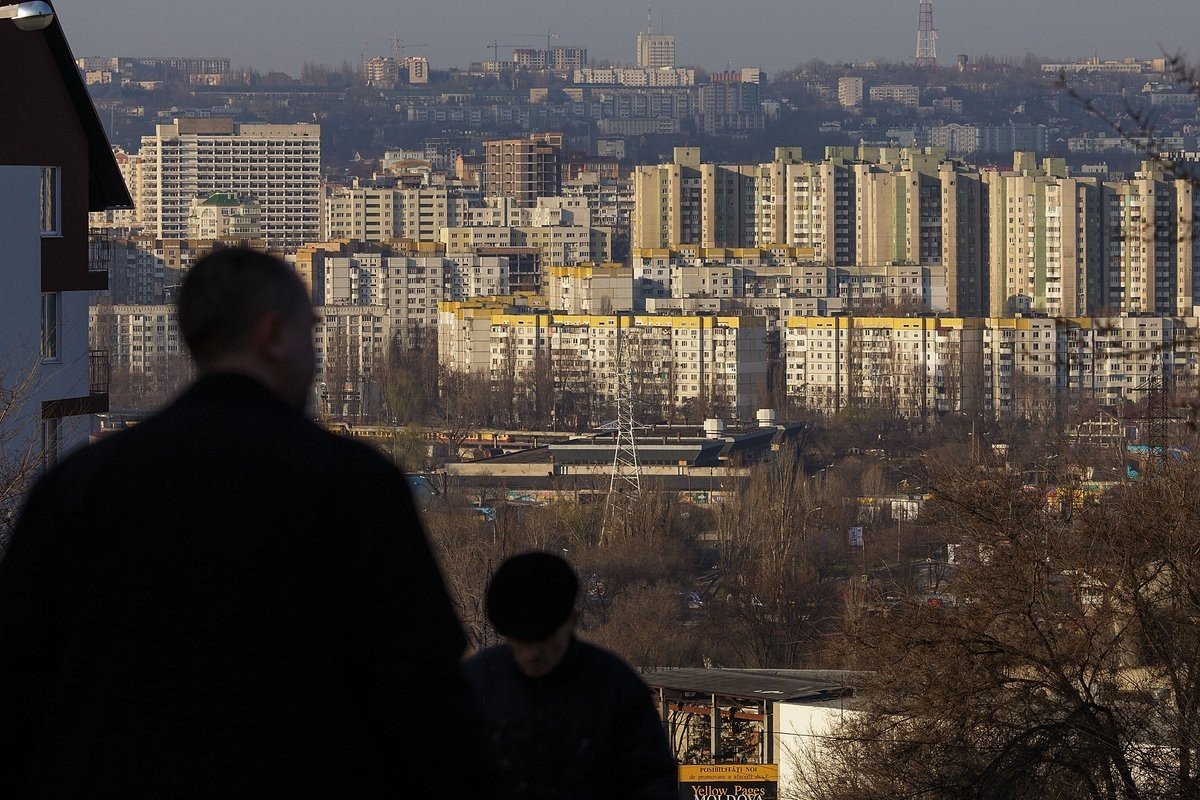 Панорама Кишинёва с жилыми многоэтажками на фоне вечернего неба