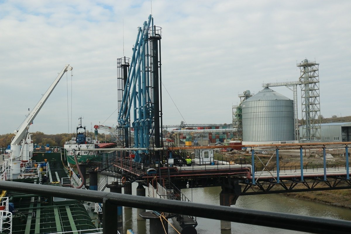 Портовая инфраструктура Джурджулешт &mdash; погрузочные краны, зерновой элеватор и причал для судов