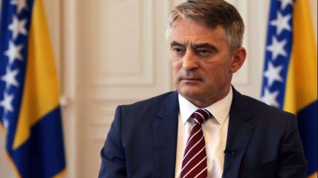 Председатель Президиума БиГ Желько Комшич на фоне государственных флагов Боснии и Герцеговины