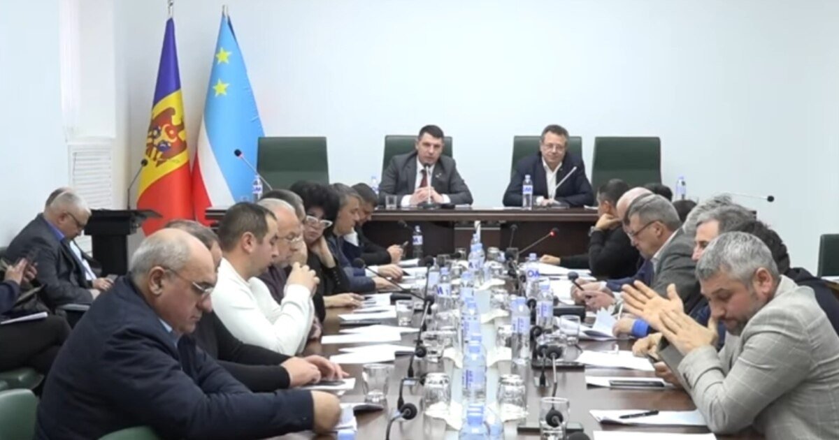 Заседание Народного собрания Гагаузии в Комрате с флагами Молдовы и автономии