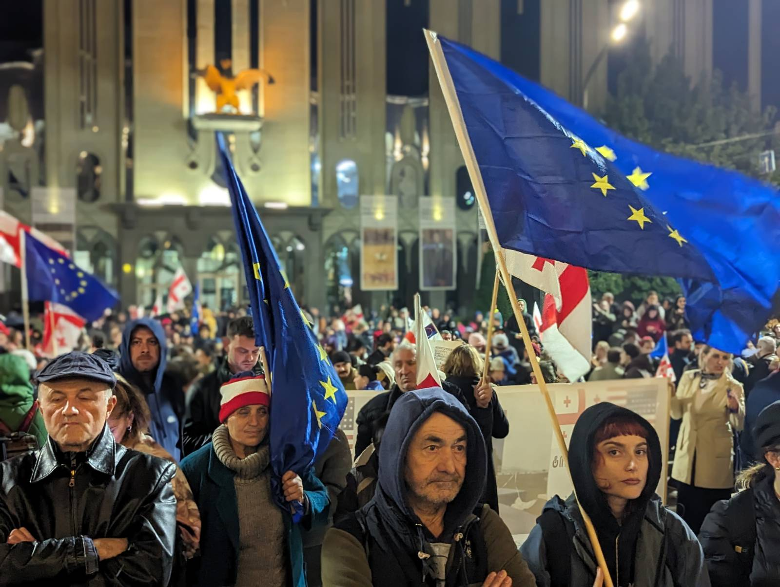 Проевропейская акция протеста в Тбилиси — участники с флагами ЕС и Грузии требуют продолжения евроинтеграции
