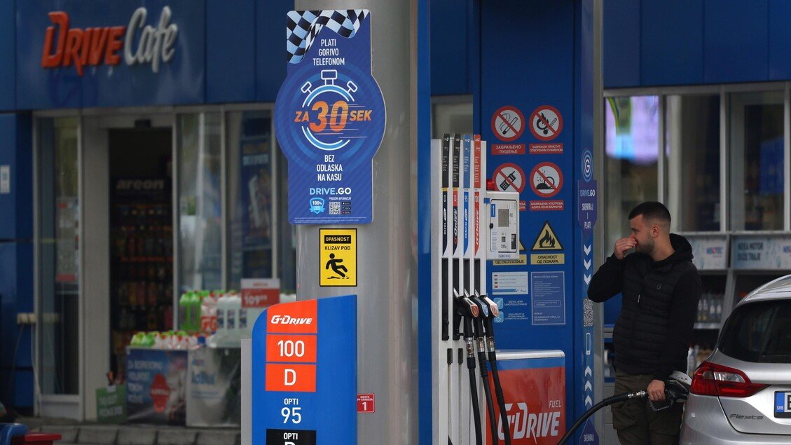 Водитель заправляет автомобиль на станции NIS G-Drive в Сербии