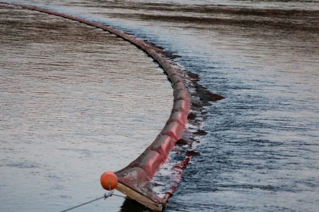 Нефтезаградительный бон протянут через водную поверхность Днестра для задержания загрязнения нефтепродуктами