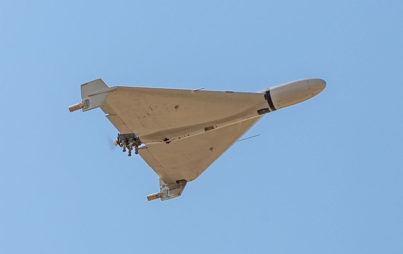 Беспилотник типа «Шахед» в полёте — вид сбоку на фоне голубого неба