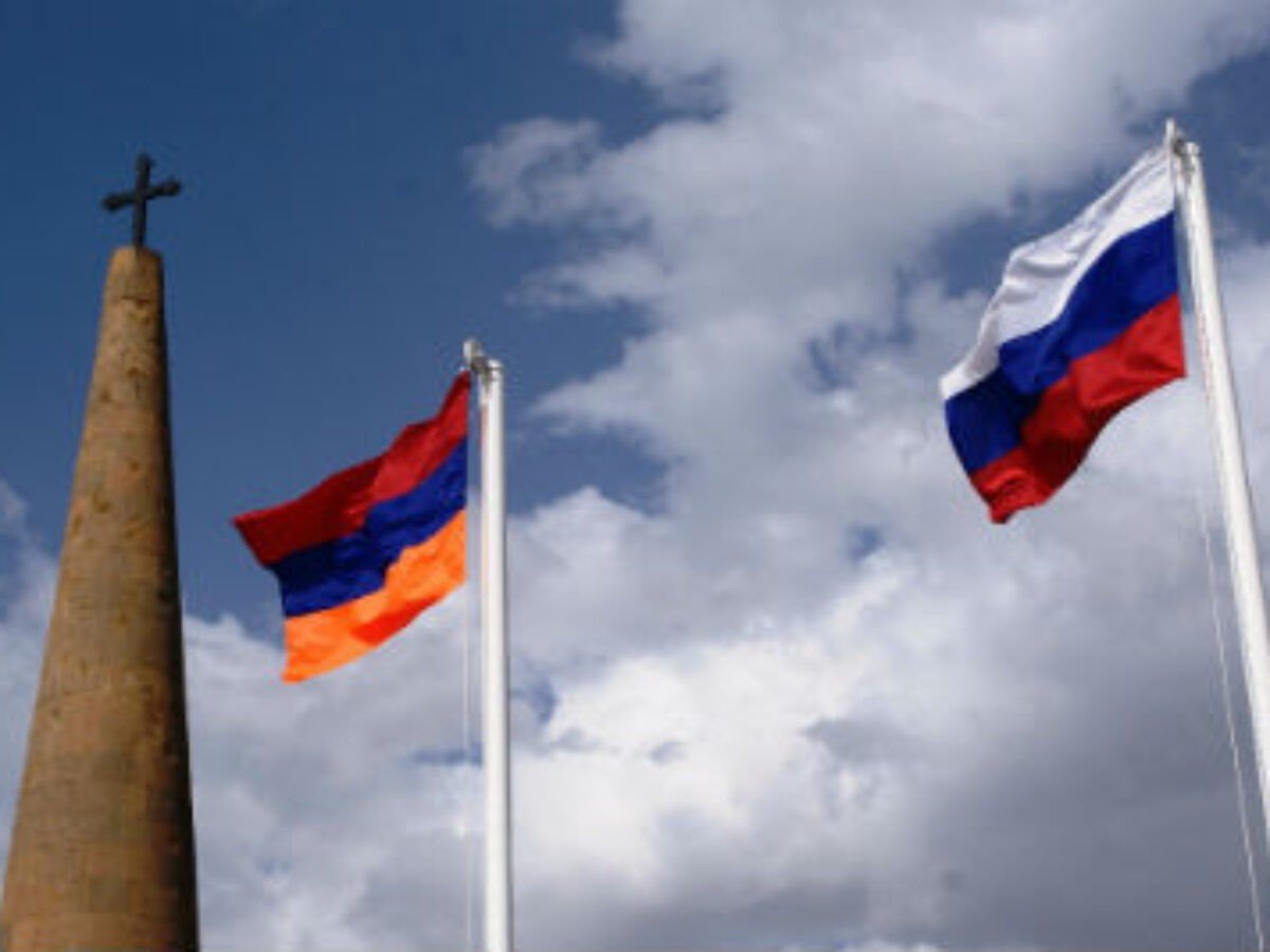 Флаги Армении и России на фоне неба — символ геополитических отношений двух стран