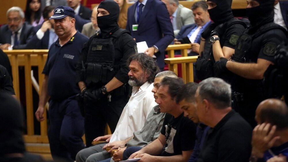 Обвиняемые по делу «Золотой зари» в зале суда под охраной полицейского спецназа