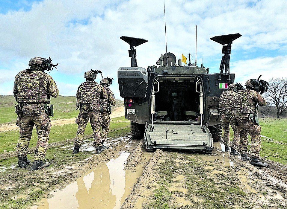 Итальянские военнослужащие рядом с бронемашиной во время совместных учений на полигоне Ново Село в Болгарии