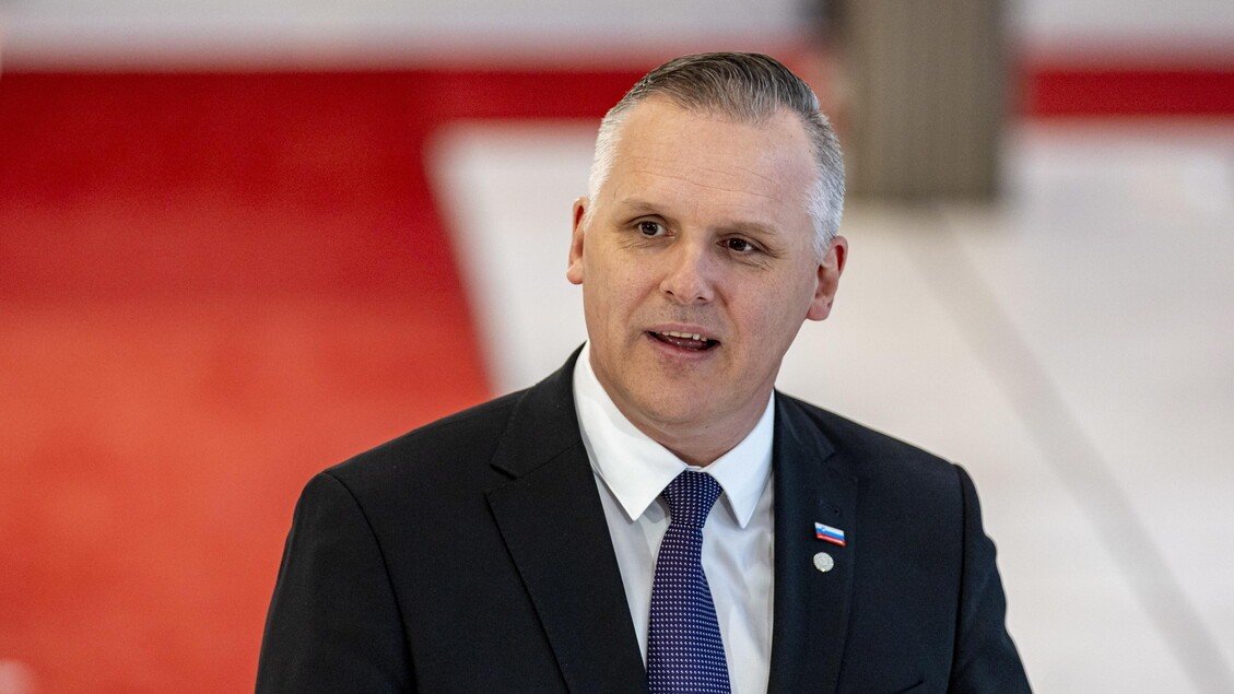 Министр энергетики Словении Боян Кумер в тёмном костюме со значком словенского флага