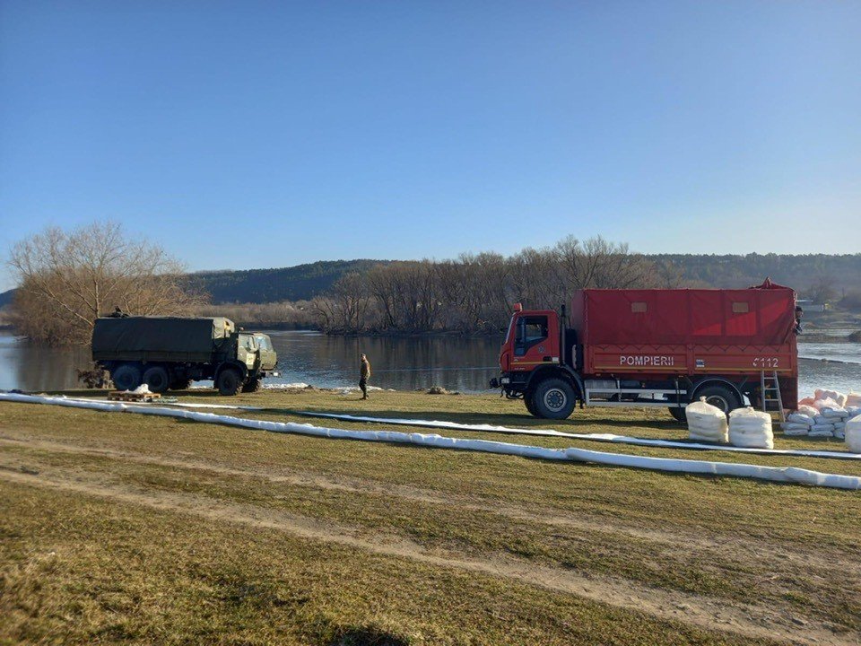 Румынские пожарные машины и военная техника на берегу Днестра во время операции по ликвидации нефтяного загрязнения реки