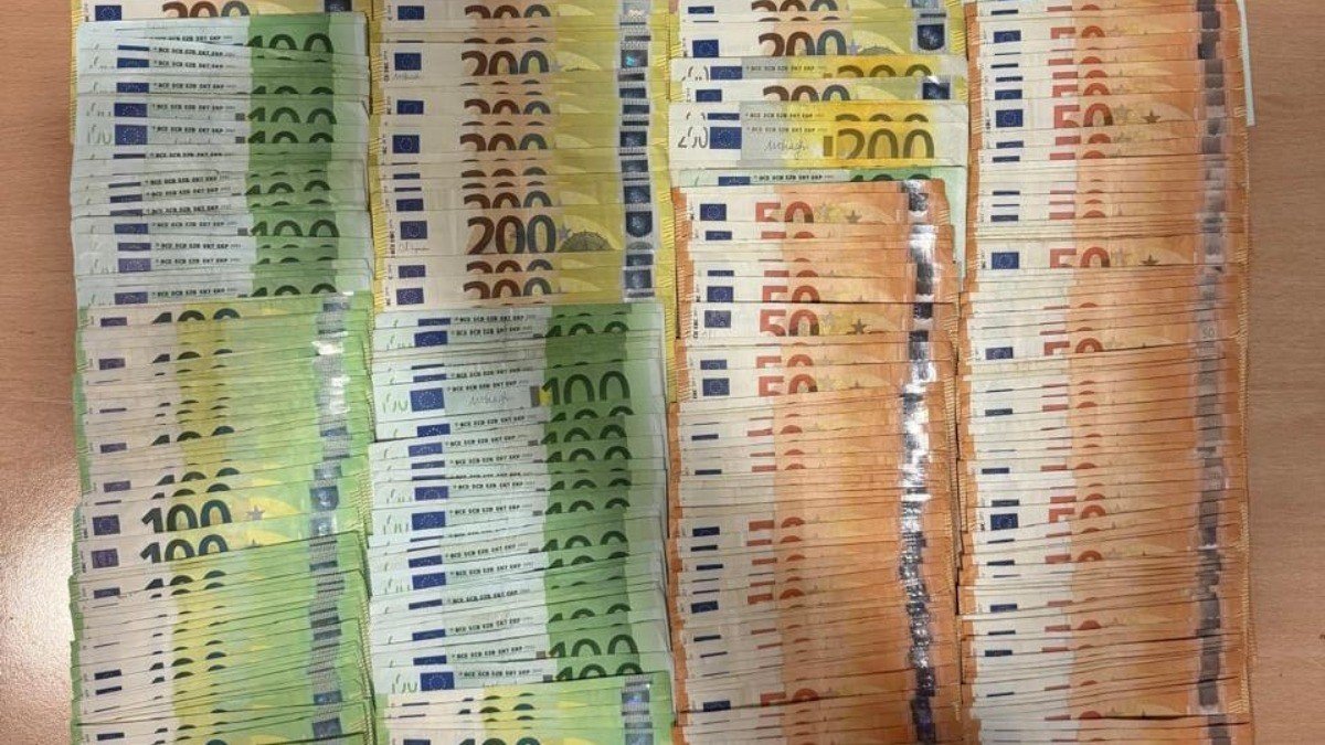 Изъятые у задержанной россиянки купюры евро крупным планом — банкноты номиналом 100, 200 и 50 евро, обнаруженные в ручной клади