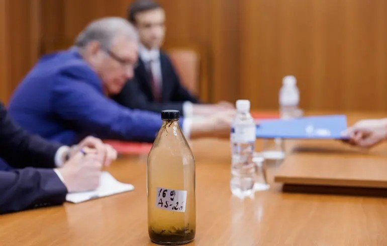 Бутылка с загрязнённой водой из Днестра на столе во время встречи в МИД Молдовы — её передали послу РФ в знак протеста