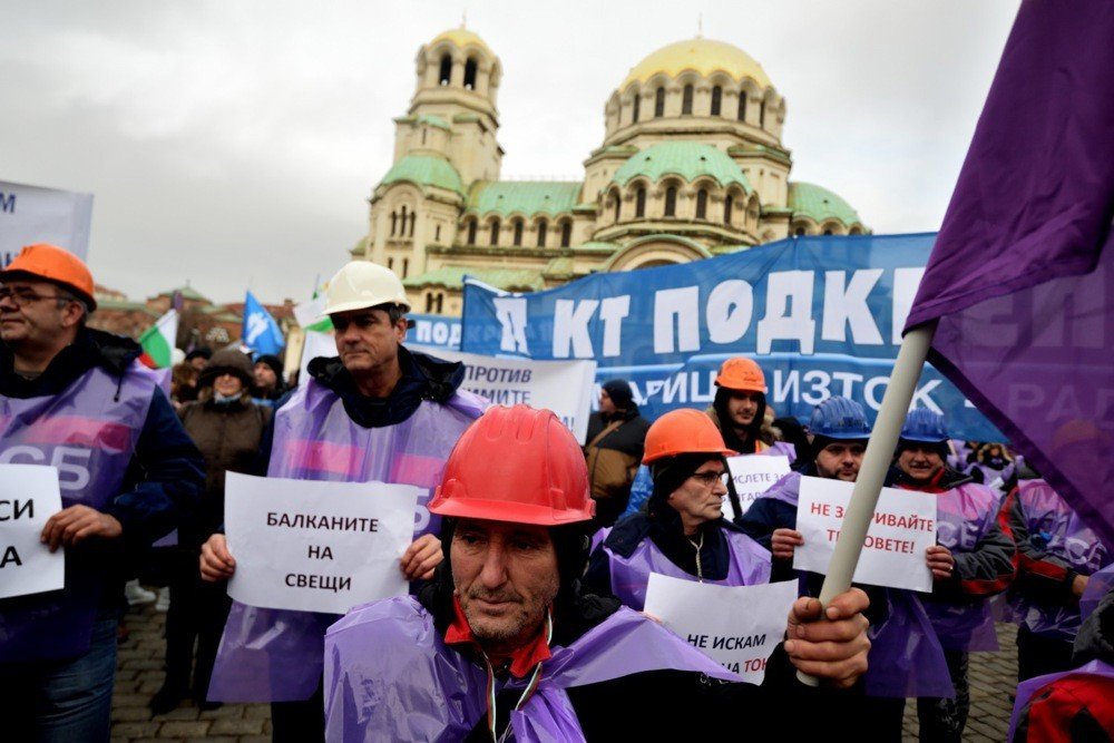 Шахтёры из комплекса «Марица Изток» на акции протеста в Софии у собора Александра Невского — с плакатами и в касках под знамёнами профсоюза КТ «Подкрепа»