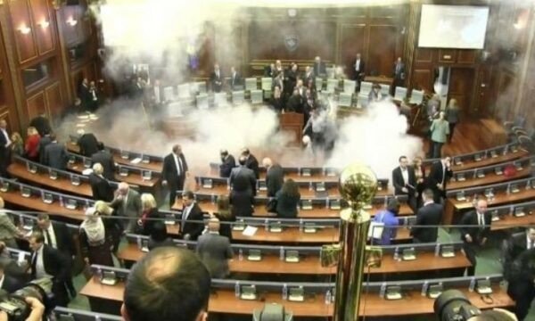 Зал Ассамблеи Косово, заполненный слезоточивым газом, распылённым депутатами оппозиции в 2015–2016 годах