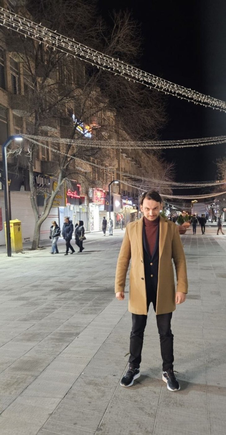 Азербайджанский журналист на вечерней улице Тебриза во время командировки в зону конфликта
