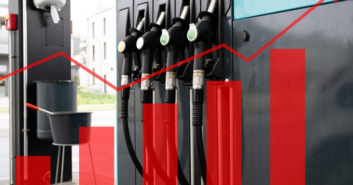 Топливные пистолеты на автозаправочной станции на фоне графика роста цен на бензин в Европе