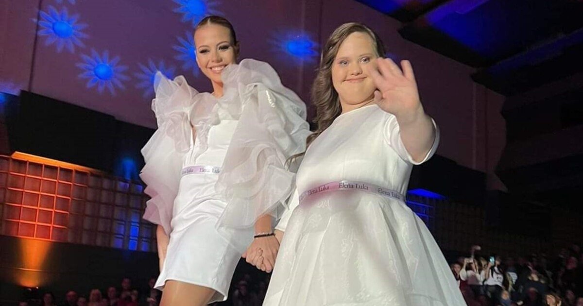 Модели на подиуме в белых платьях дизайнера Elena Luka — инклюзивный показ мод с участием девушки с синдромом Дауна