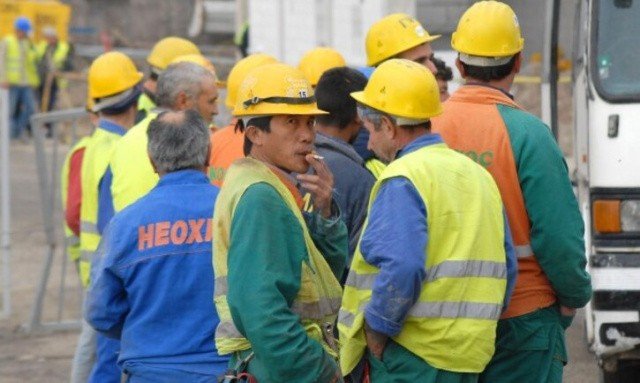 Иностранные рабочие в защитных касках на строительной площадке в Болгарии