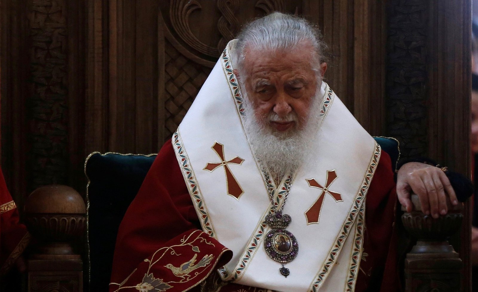 Патриарх Илия II в патриаршем облачении с золотыми крестами — портрет главы Грузинской Православной Церкви, возглавлявшего её с 1977 года