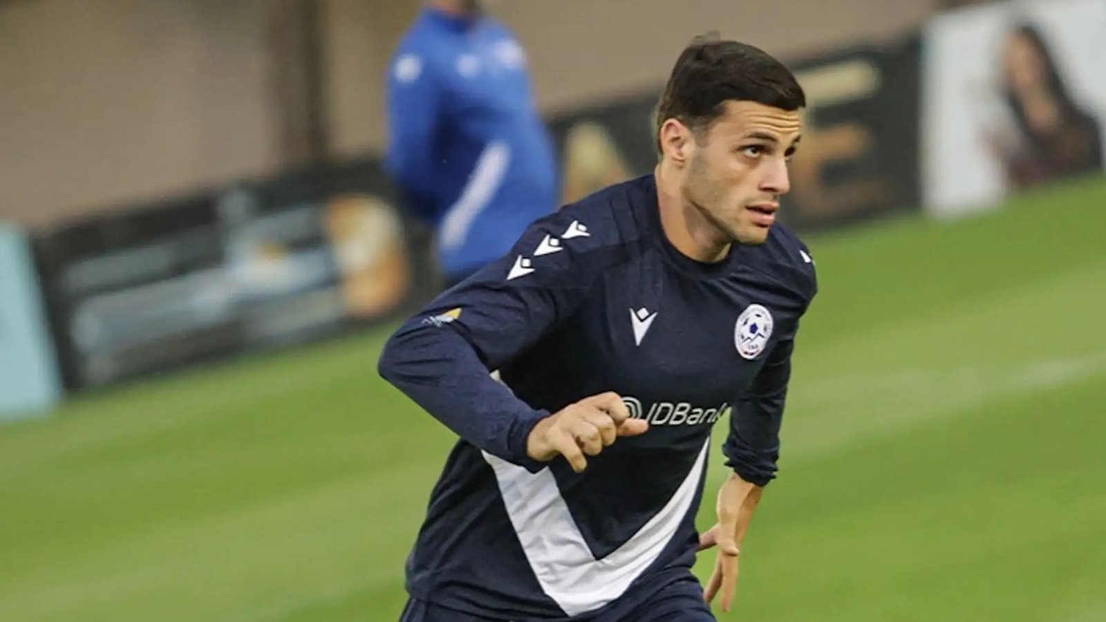 Футболист сборной Армении во время тренировочного занятия в форме с логотипом IDBank