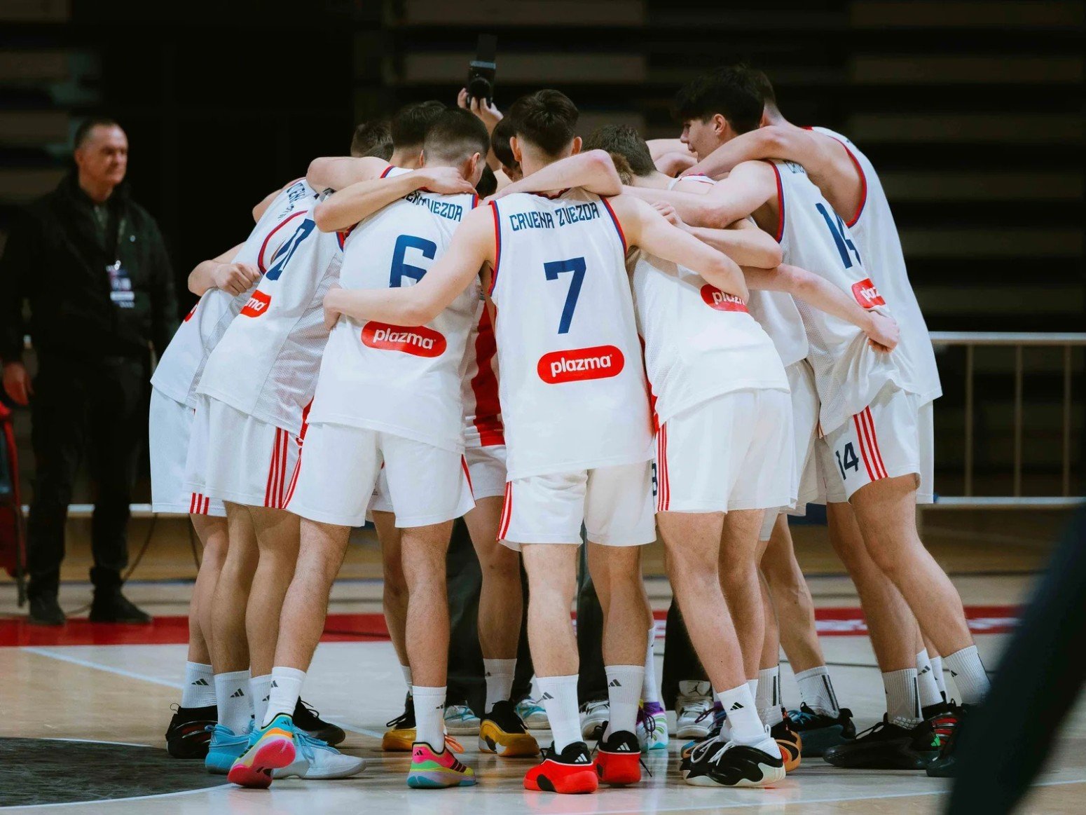 Молодёжная команда Црвены Звезды собирается в кругу перед матчем турнира NextGen Евролиги в Белграде