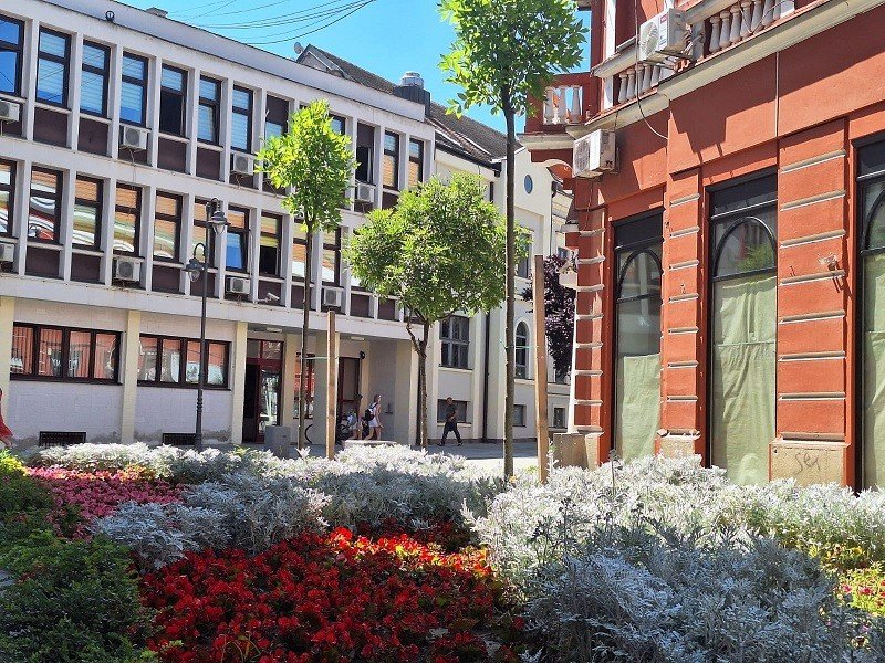 Центр Чачка с цветочными клумбами и исторической застройкой — город, принявший караван электронного управления