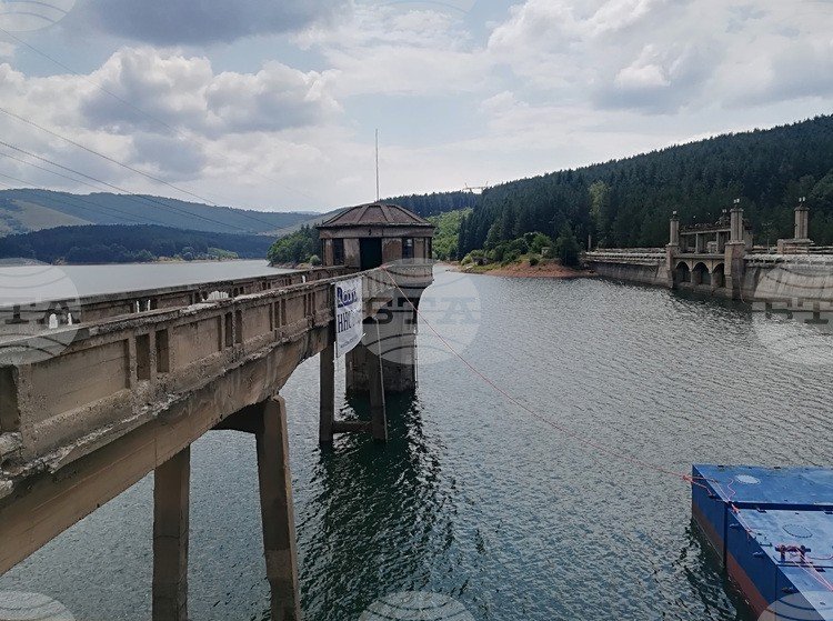 Язовир «Студена» в Западной Болгарии — вид на плотину и водохранилище с горным пейзажем