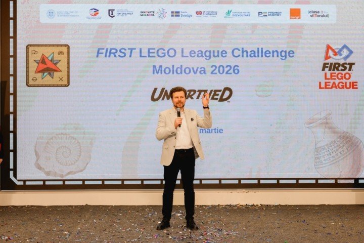 Выступление организатора на сцене национального финала FIRST LEGO League Challenge Moldova 2026 — на экране тема сезона UNEARTHED