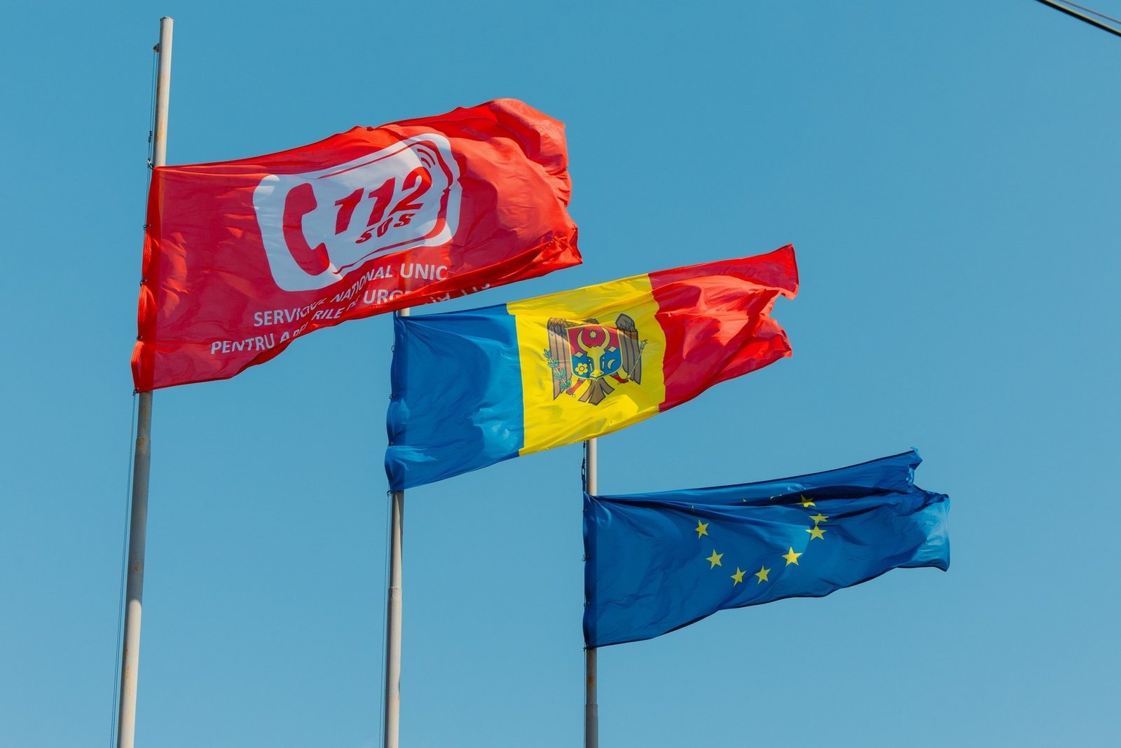 Флаги службы 112, Республики Молдова и Евросоюза у здания Национальной службы экстренных вызовов