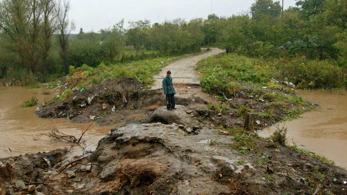 Разрушенная наводнением дорога в сельской местности Румынии — борьба с подобными стихийными бедствиями является одной из целей цифрового водного кадастра