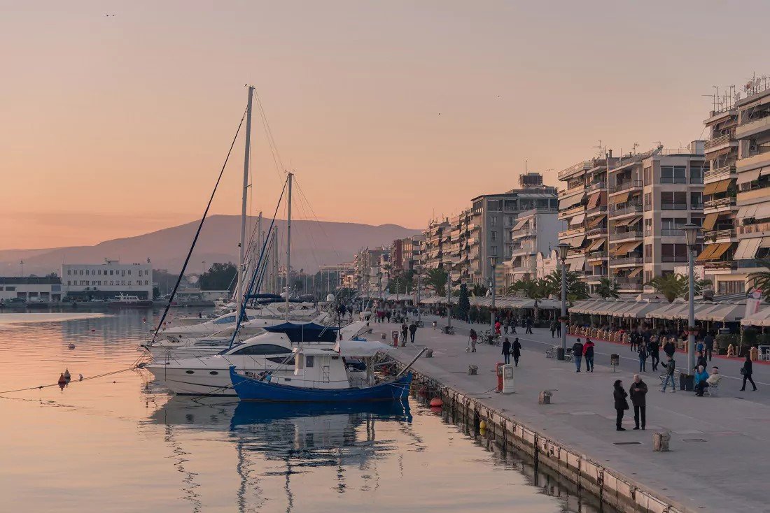 Набережная Волоса на закате — город, где традиция ципурадик стала частью культурного наследия Греции