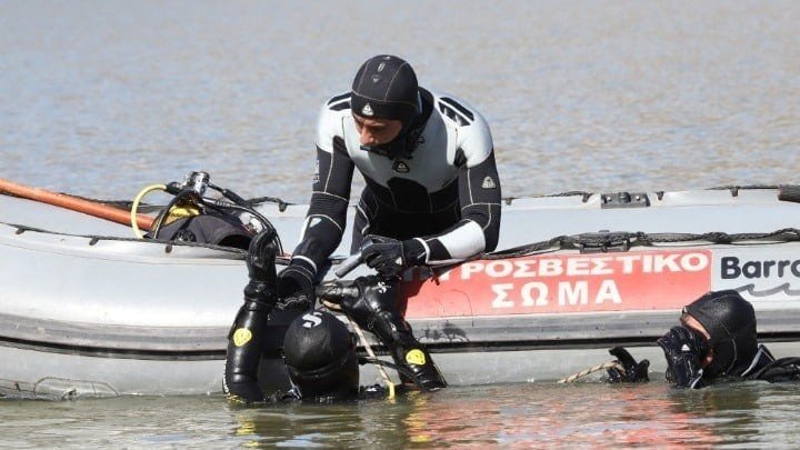 Водолазы греческой пожарной службы во время поисковой операции у подводной пещеры в Вулиагмени