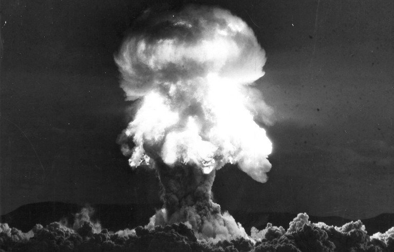 Испытание ядерного оружия — грибовидное облако поднимается над горизонтом