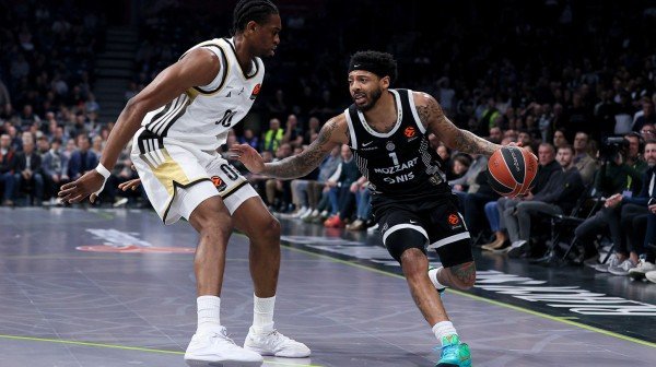 Баскетболист «Партизана» обыгрывает защитника «Асвела» с мячом в матче Евролиги