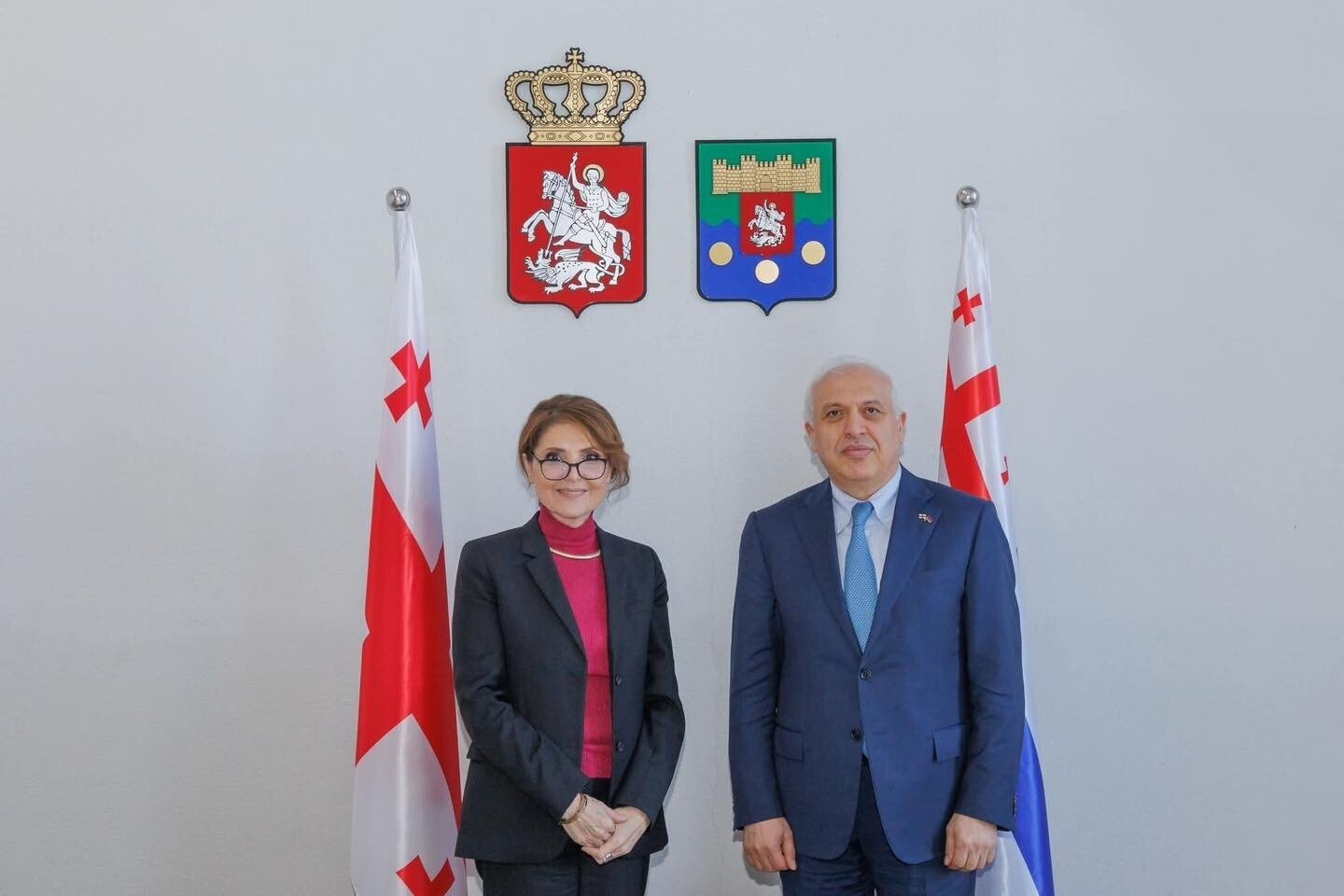 Встреча представителей Армении и Аджарии на фоне государственных флагов Грузии и гербов Аджарии