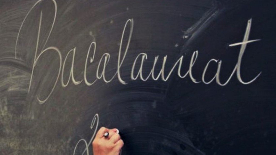 Надпись «Bacalaureat» мелом на школьной доске