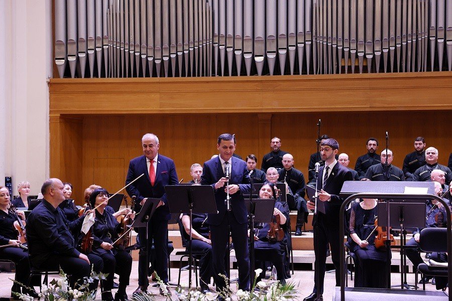 Приветственные речи на сцене концертного зала имени Арама Хачатуряна перед началом программы «Музыкальный Батуми»