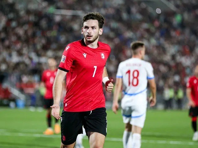 Хвича Кварацхелия в красной форме Грузии во время международного матча