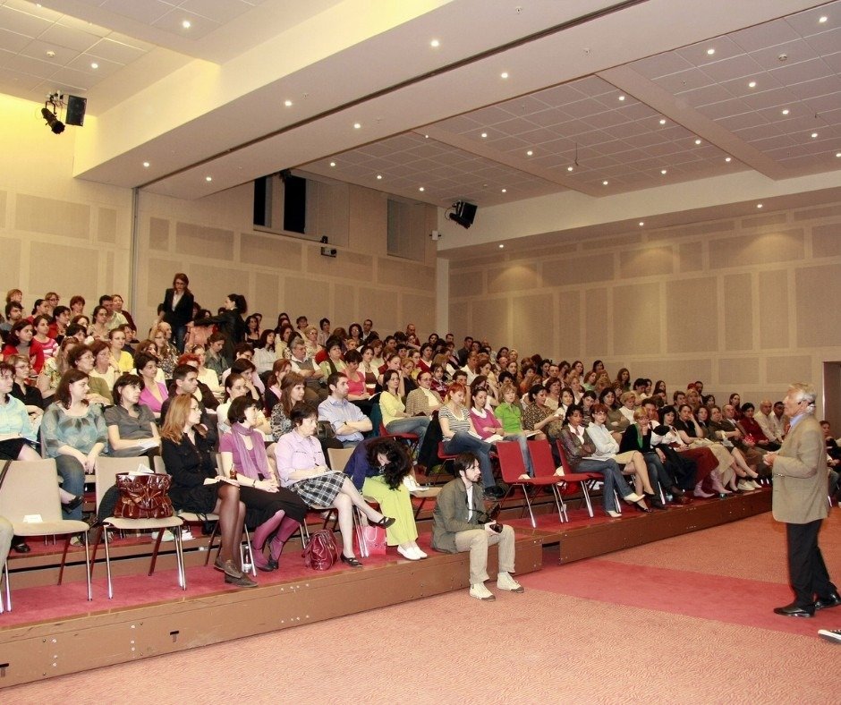 Семинар по методу ESPERE: аудитория слушает выступление лектора в конференц-зале