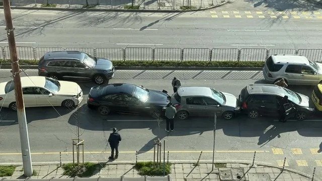 Цепное столкновение нескольких автомобилей на дороге из-за непогоды — вид сверху