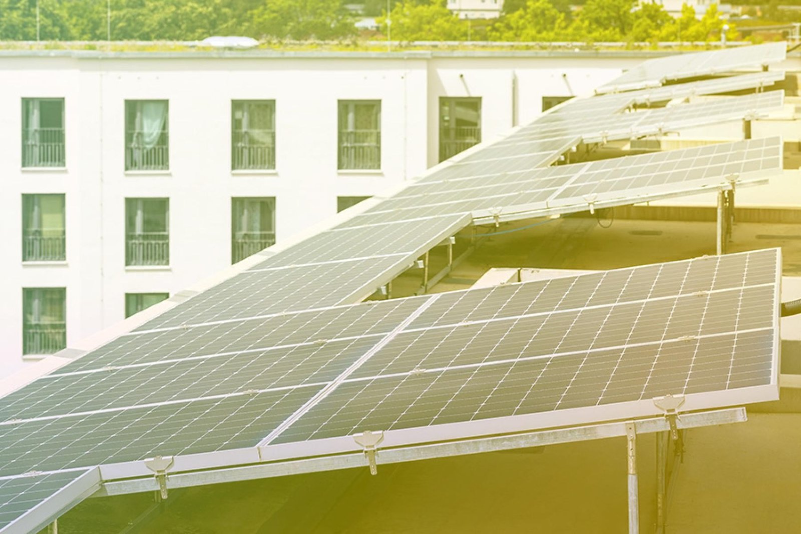 Солнечные панели на крыше многоэтажного жилого здания — иллюстрация к Директиве ЕС об энергоэффективности зданий (EPBD)