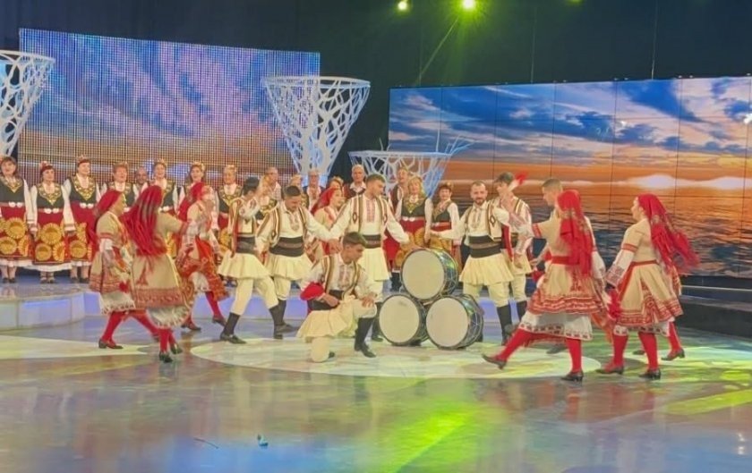 Болгарский народный танец с барабанами в ярких традиционных костюмах красного и белого цвета