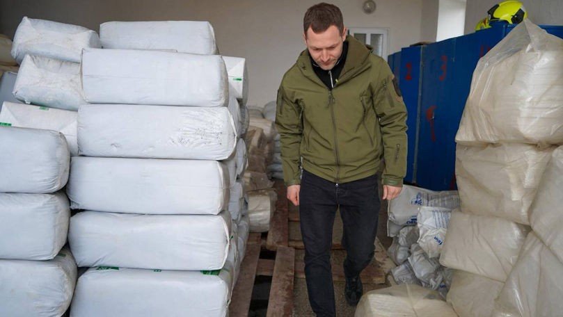 Мешки с сорбентом на складе — гуманитарная помощь для ликвидации загрязнения Днестра