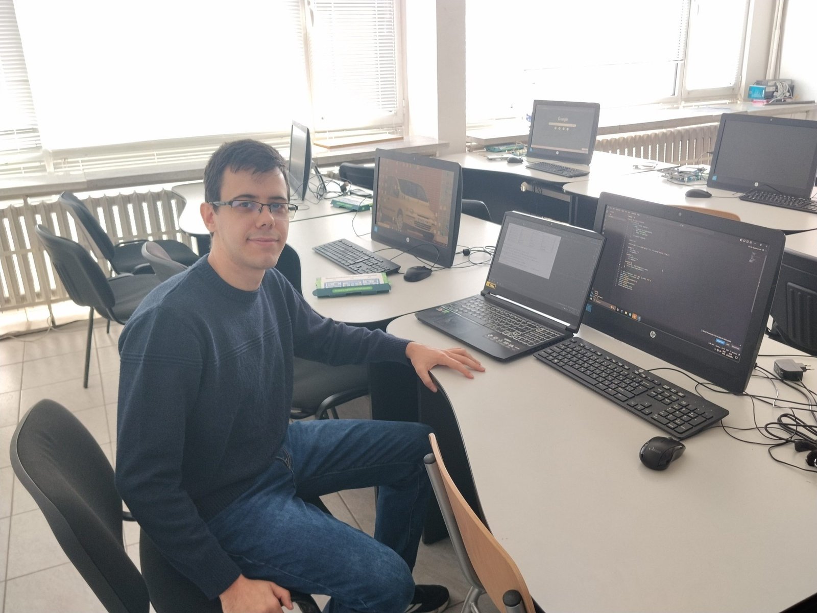 Любомир Генков, выпускник Технического университета в Пловдиве, за рабочим столом в компьютерной лаборатории