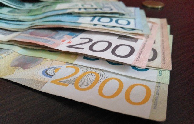 Банкноты сербских динаров различных номиналов — субсидии составляют 18 000 динаров на гектар