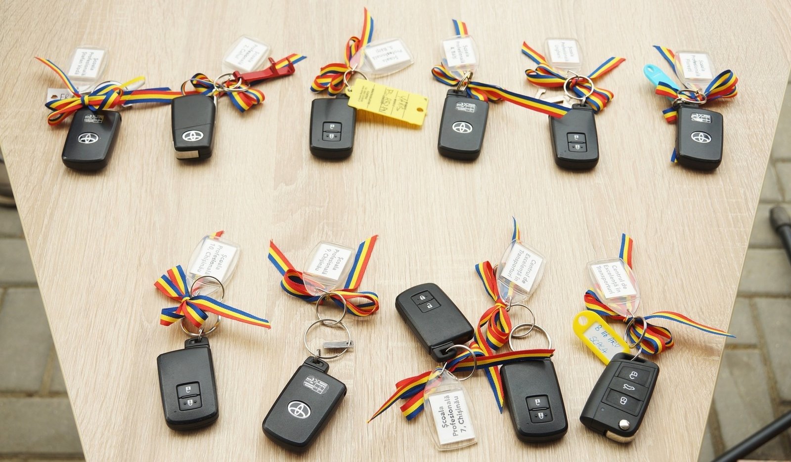 Ключи от 11 автомобилей Toyota с триколорными лентами, подготовленные к передаче профтехучилищам Молдовы